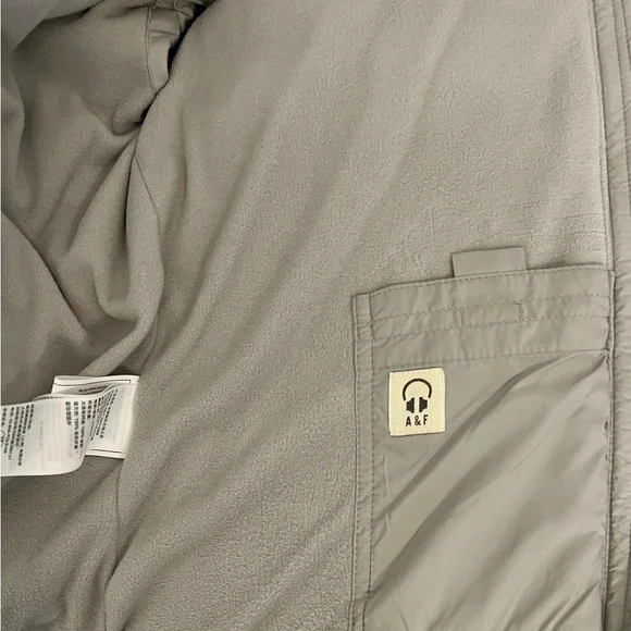 Abercrombie & Fitch Women’s Gray Hooded Puffer Vest - Picture 7 of 7